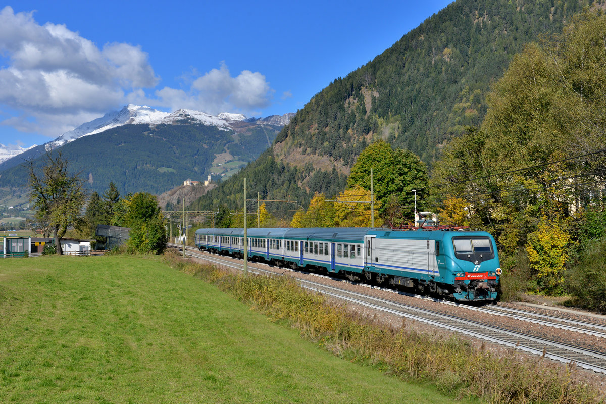 E 464 056 mit einem R am 12.10.2016 bei Campo di Trens. 