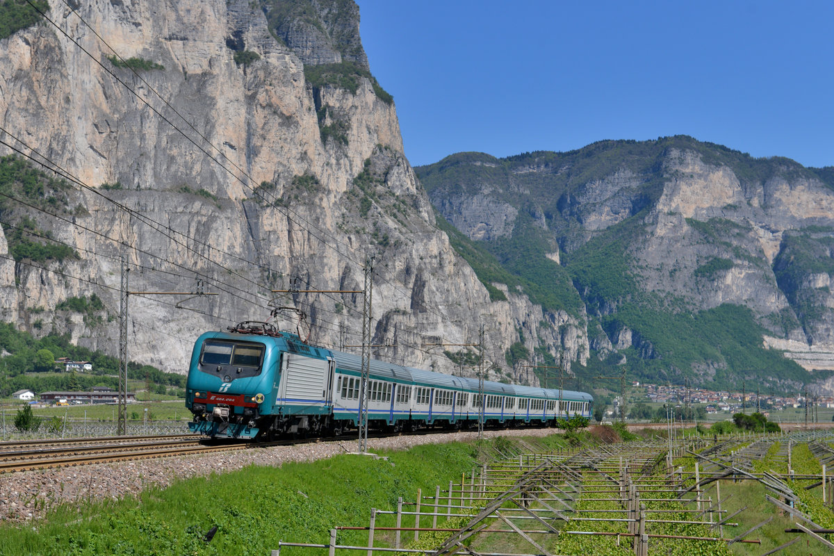 E 464 064 mit einem Regionalzug am 20.04.2017 bei Mezzocorona. 