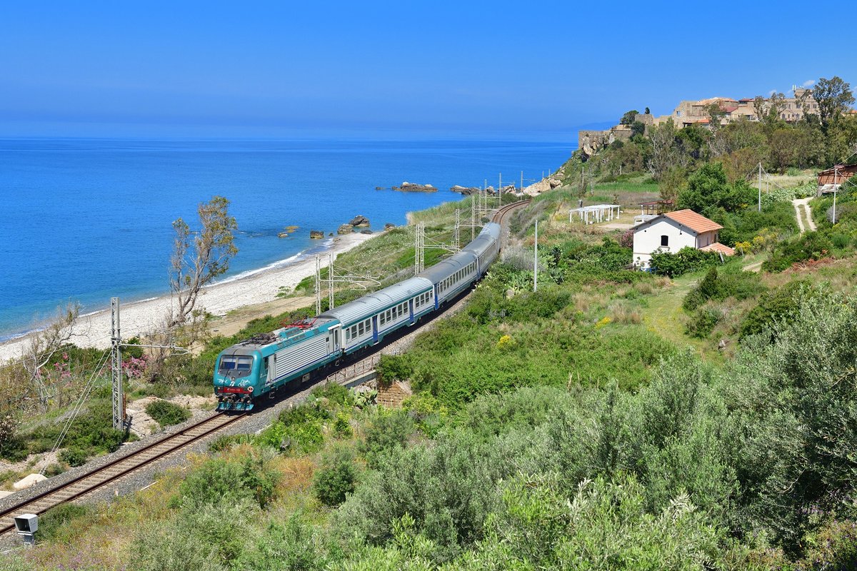 E 464 149 mit einem Regio am 03.06.2019 bei Castel di Tusa.