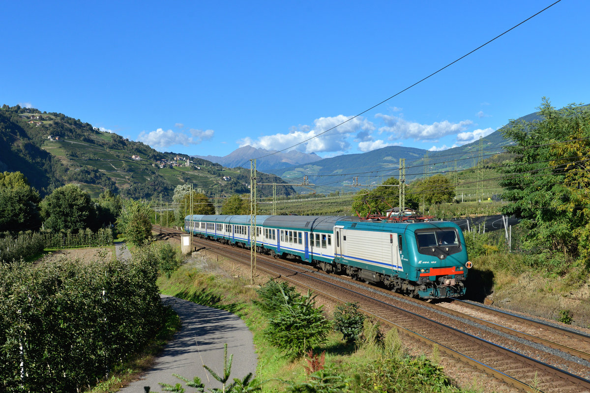 E 464 165 mit einem R am 27.09.2014 bei Albes. 
