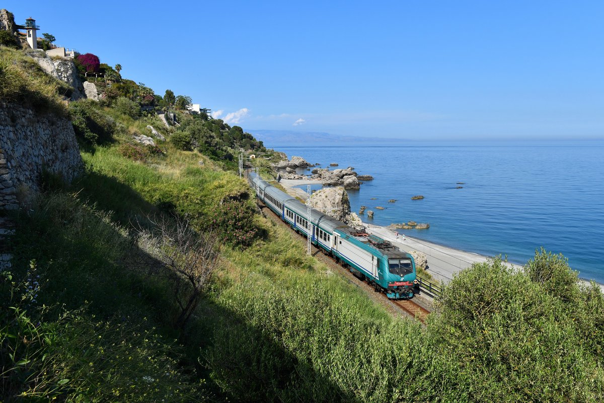 E 464 296 mit einem Regio am 05.06.2019 bei Letojanni.