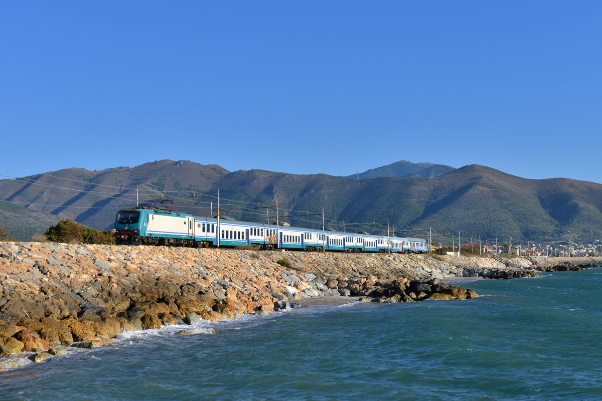 E 464 521 mit einem R nach Ventimiglia am 22.08.2016 bei Albenga. 