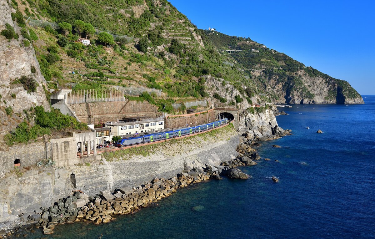 E 464 541 mit einem R am 05.09.2023 bei Manarola.