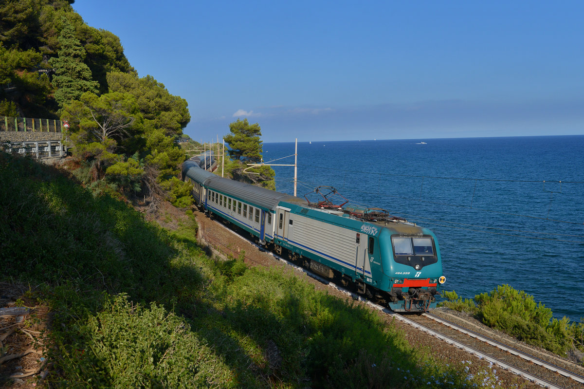 E 464 559 mit einem R am 21.08.2016 bei San Lorenzo al Mare. 