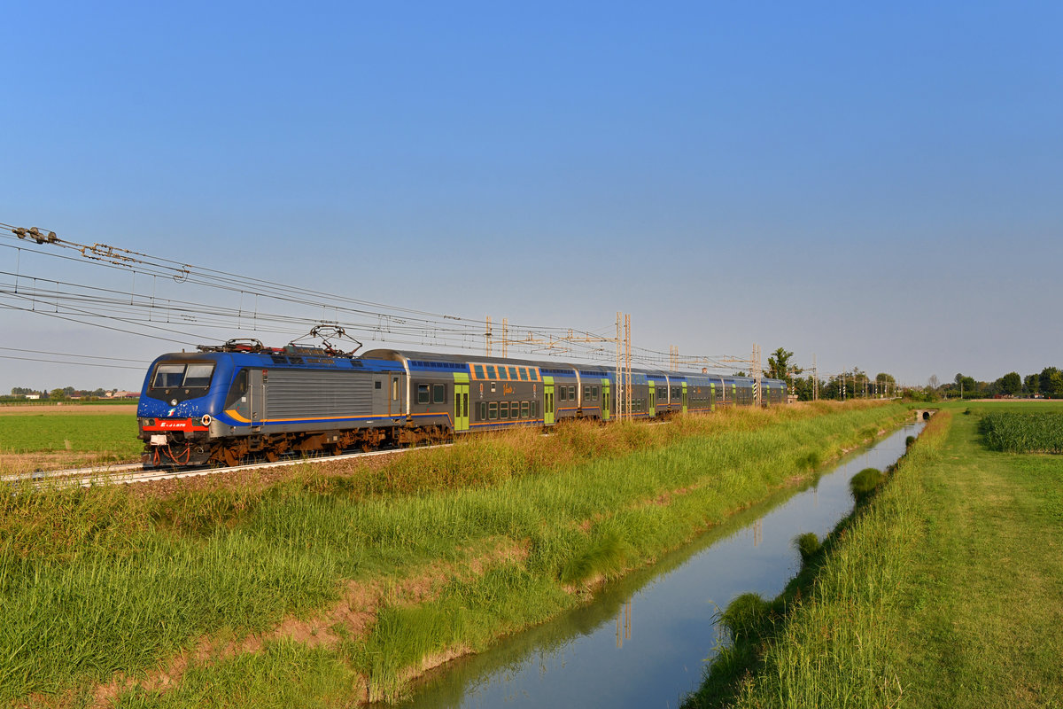 E 464 575 mit einem Regionalzug am 05.09.2018 bei Reggio Emilia. 