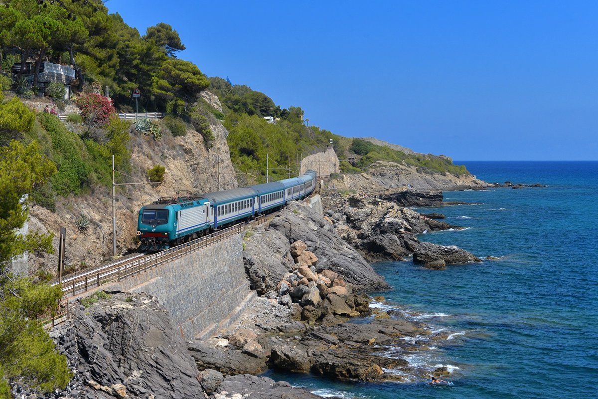 E 464 581 mit einem Regio am 21.08.2016 bei Cervo.
