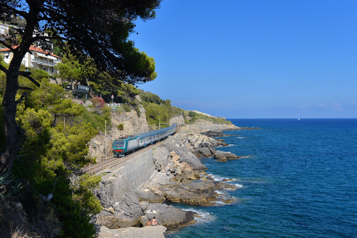 E 464 615 mit einem R am 21.08.2016 bei Cervo. 