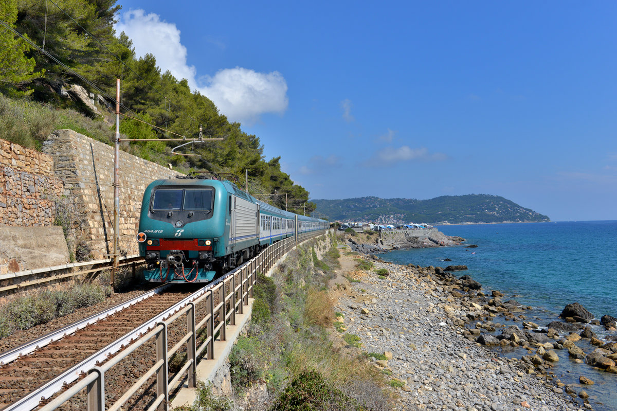 E 464 615 mit einem Regionalzug am 21.08.2016 bei Cervo. 