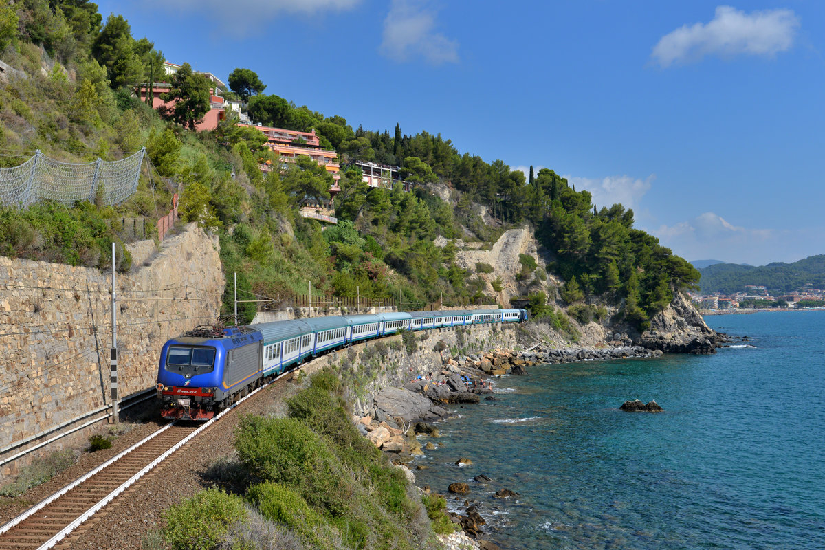 E 464 616 mit einem R nach Ventimiglia am 21.08.2016 bei Andora. 