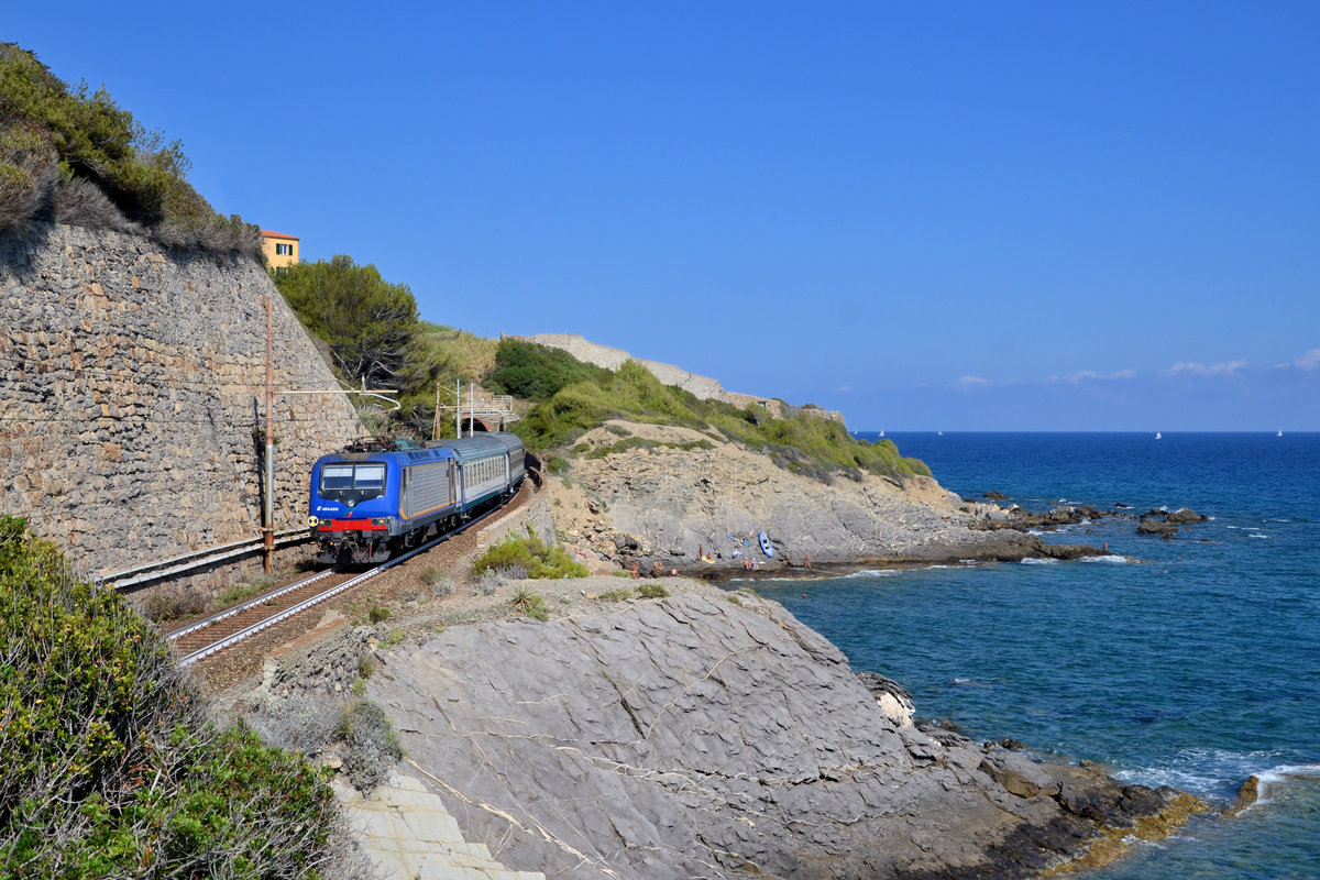 E 464 626 mit einem R am 21.08.2016 bei Cervo.