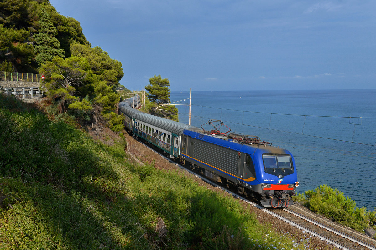 E 464 690 mit einem R am 20.08.2016 bei San Lorenzo al Mare. 