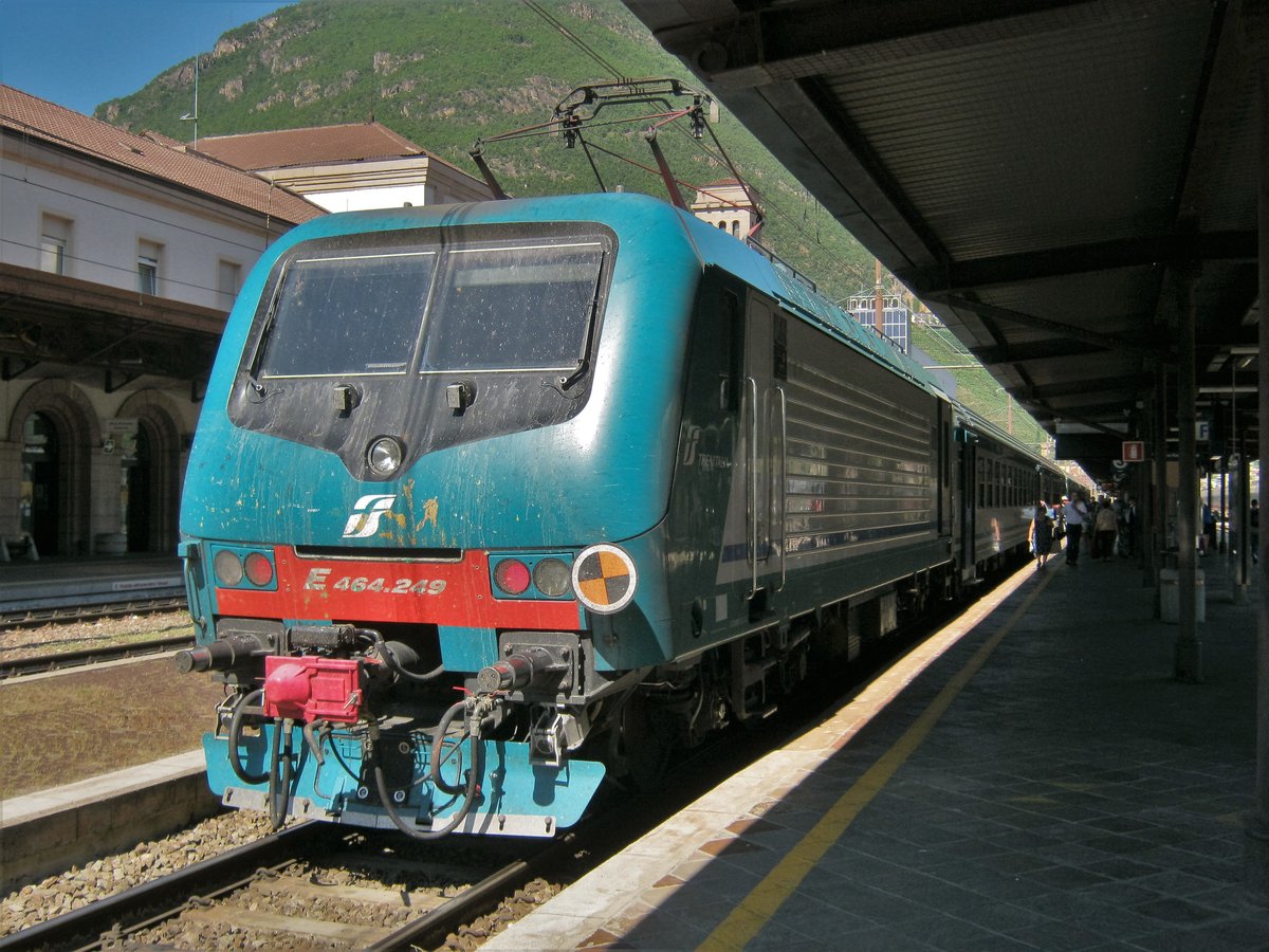 E 464.249 am 07.08.12 mit einem Zug in Richtung Brenner.