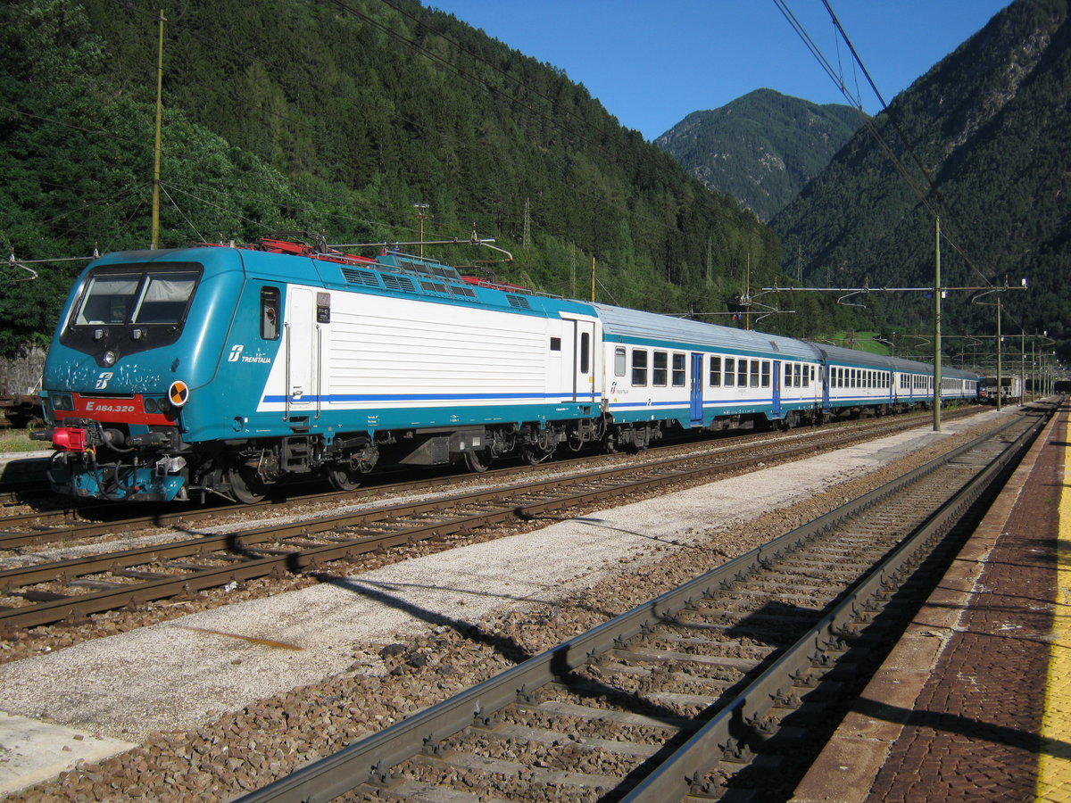 E 464.320 am Bahnhof Franzenfeste abgestellt, 07.08.12.