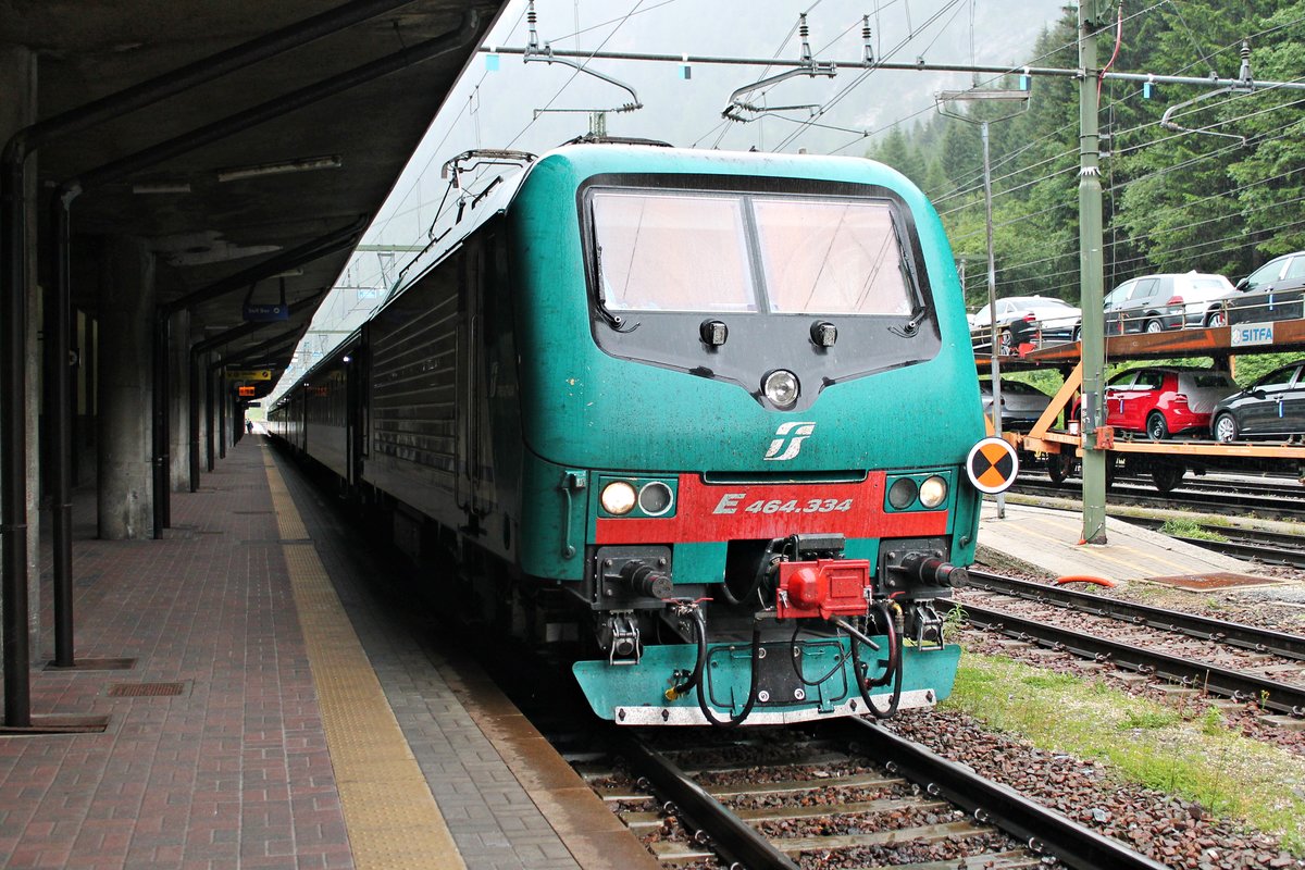 E 464.334 stand am Mittag des 03.07.2018 mit ihrem Regionalzug (Brennero - Bozen) am Bahnsteig des Starbahnhofes und wartete auf die Abfahrt.