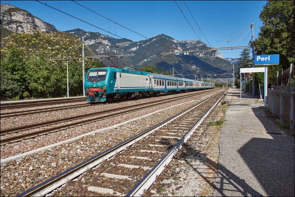 E 464.338 als Regiogarnitur in Richtung Bolzano unterwegs,gesehen am 24.09.2018 in Peri.
