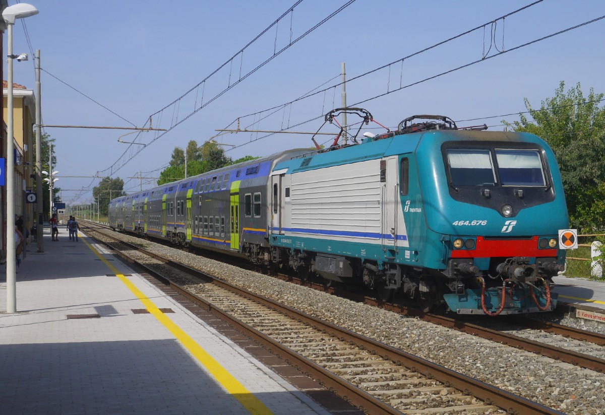 E 464.676 mit Trenitalia-Regionalzug Napoli - Cosenza im Hp Paestum, 17.9.15.