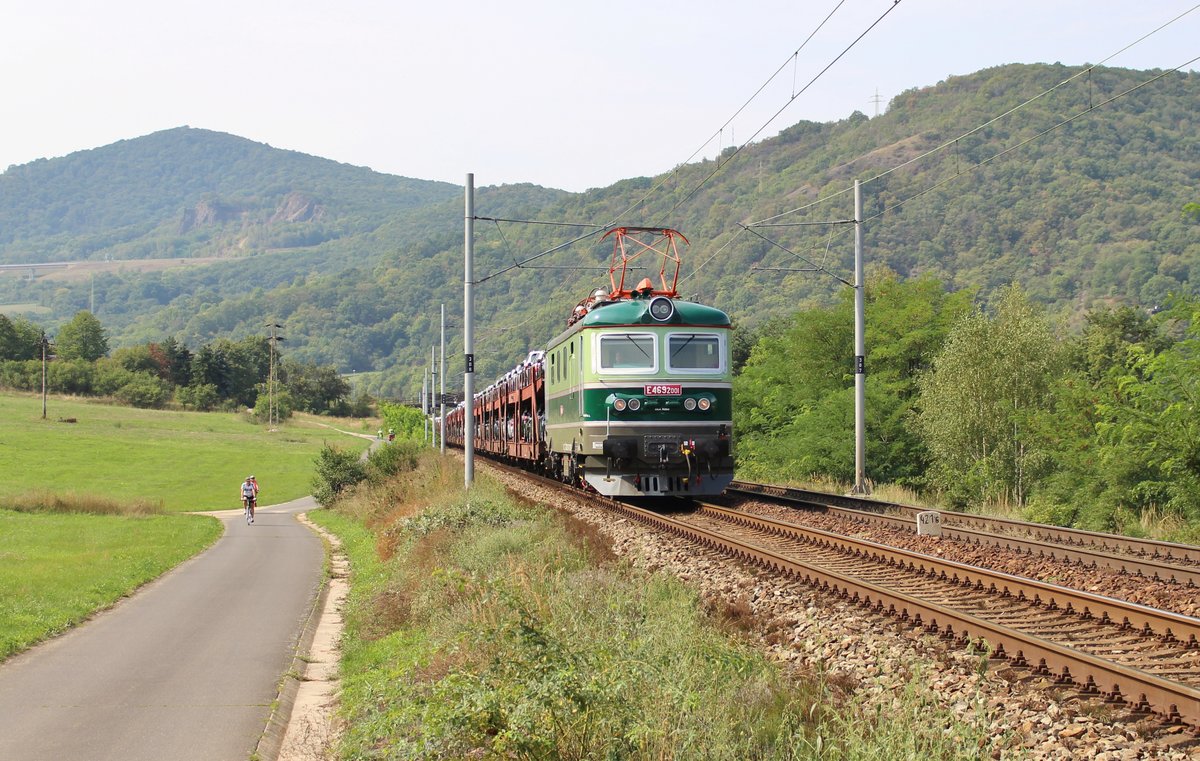 E 469 2001 (122 001) zu sehen am 24.08.19 mit einem Autozug bei Sebuzin.