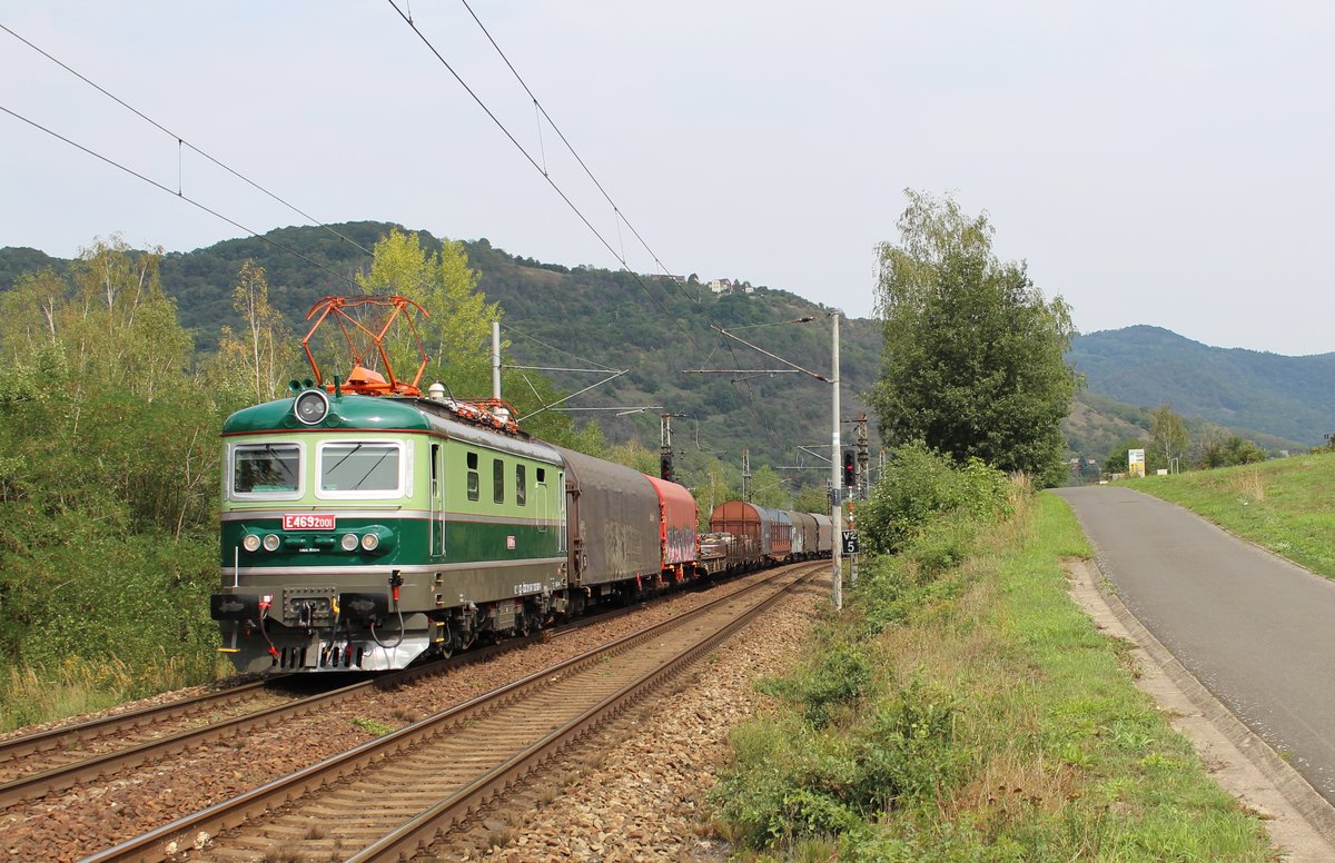 E 469 2001 (122 001) zu sehen am 24.08.19 mit einem Mischer bei Sebuzin.