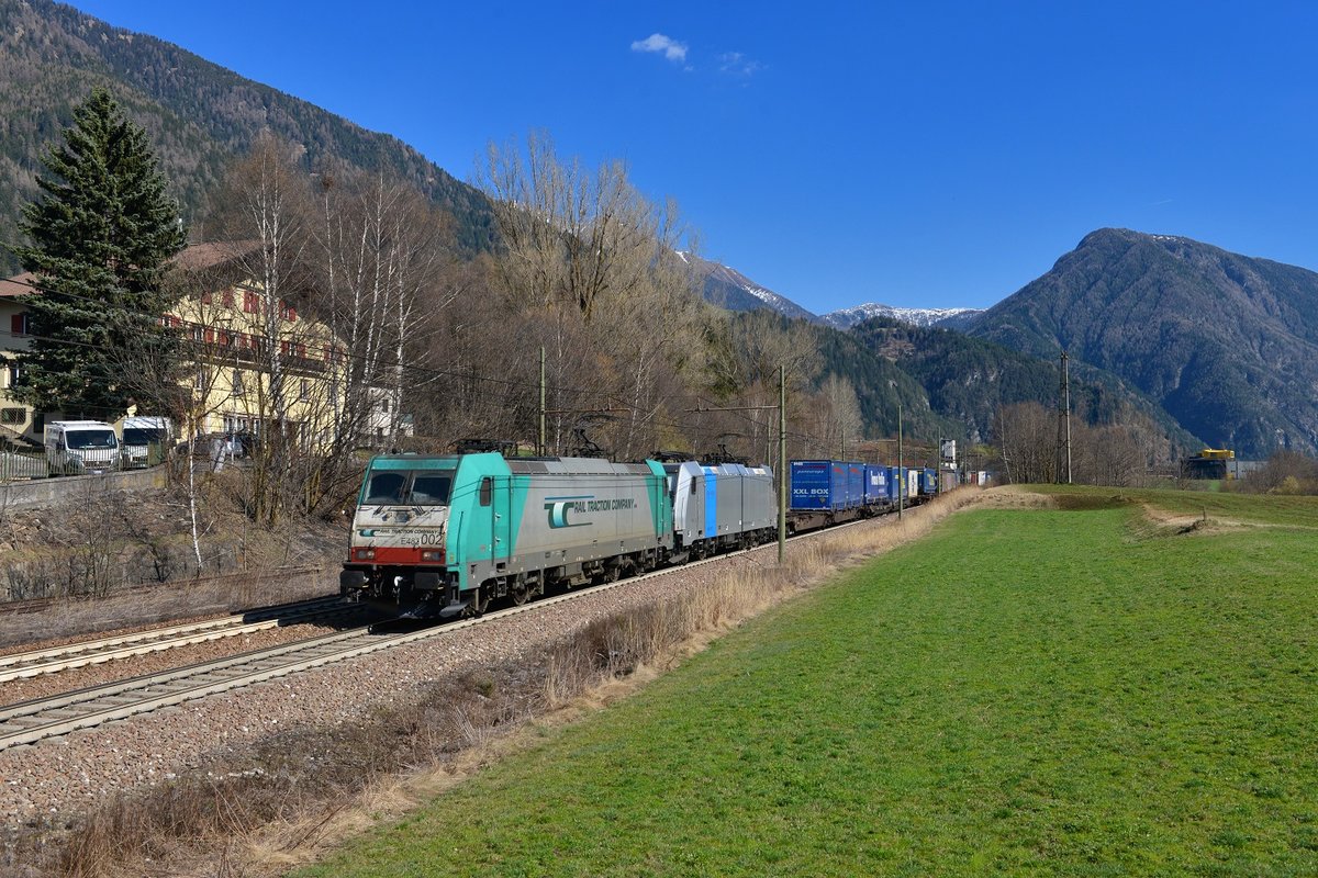 E 483 002 + 186 28x mit TEC 43126 am 29.03.2017 bei Campo di Trens.