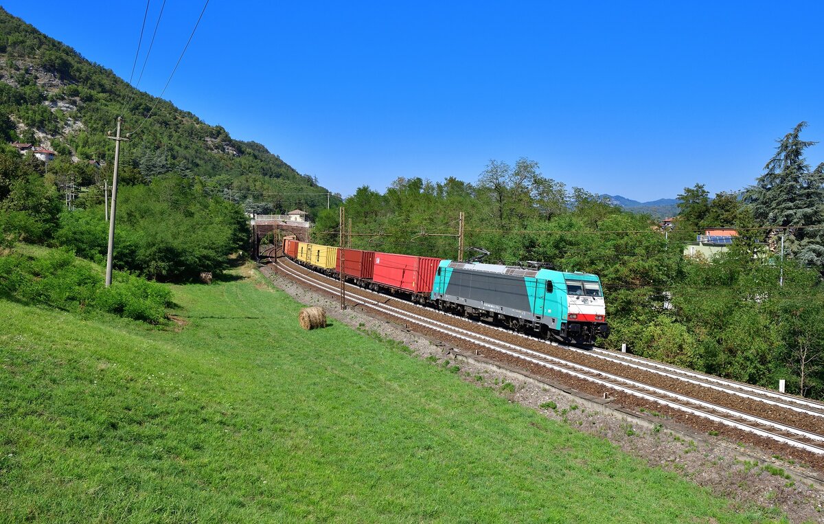 E 483 009 mit einem Containerzug am 08.09.2023 bei Rigoroso.
