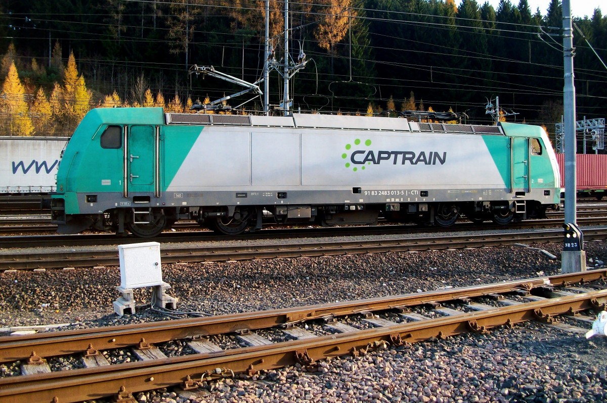 E 483 013-5 von CAPTRAIN am 8.11.2015 im Bahnhof Tarvisio Boscoverde.