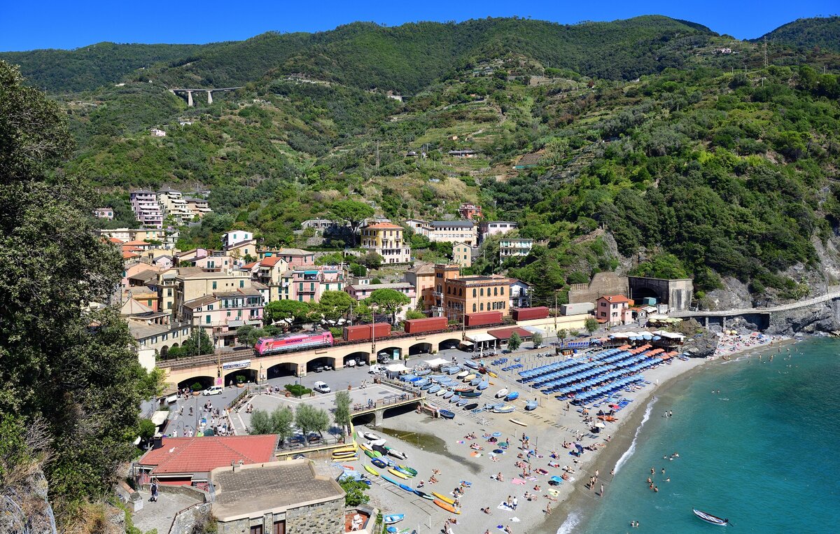 E 483 020 mit einem Containerzug am 05.09.2023 bei Monterosso.