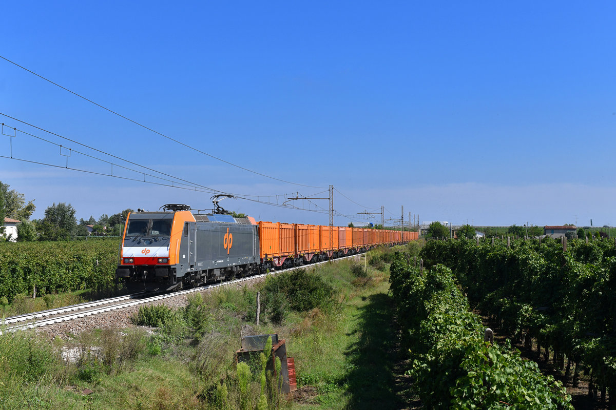 E 483 024 mit einem Güterzug am 04.09.2018 bei Solarolo. 