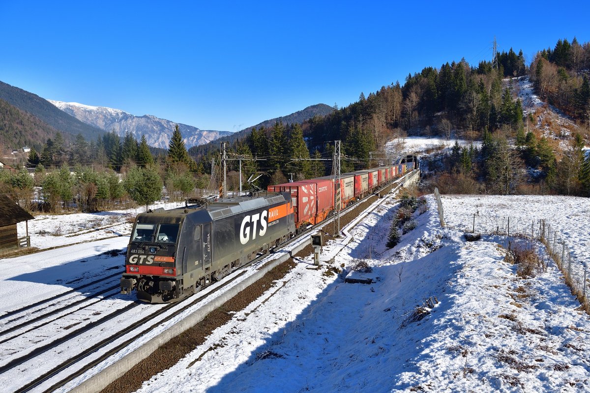 E 483 054 mit TEC 40501 am 28.12.2019 bei Tarvisio. 