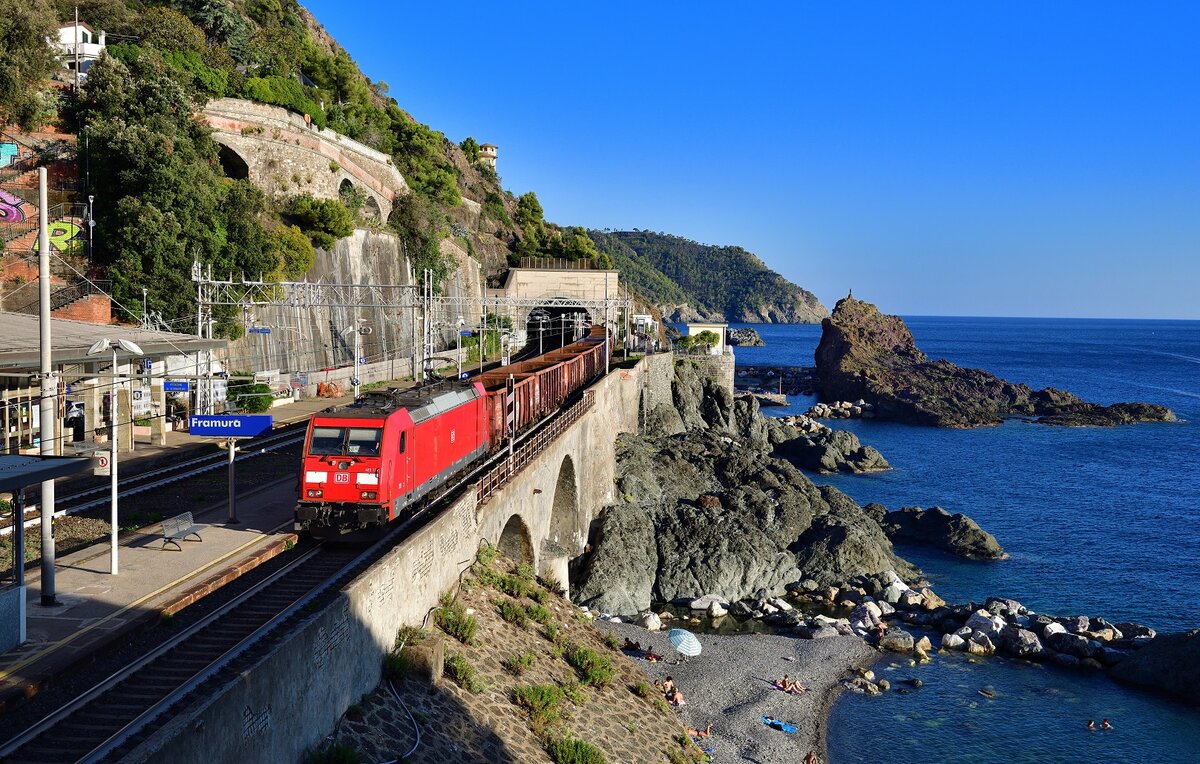 E 483 102 mit einem Güterzug am 06.09.2023 bei Framura.