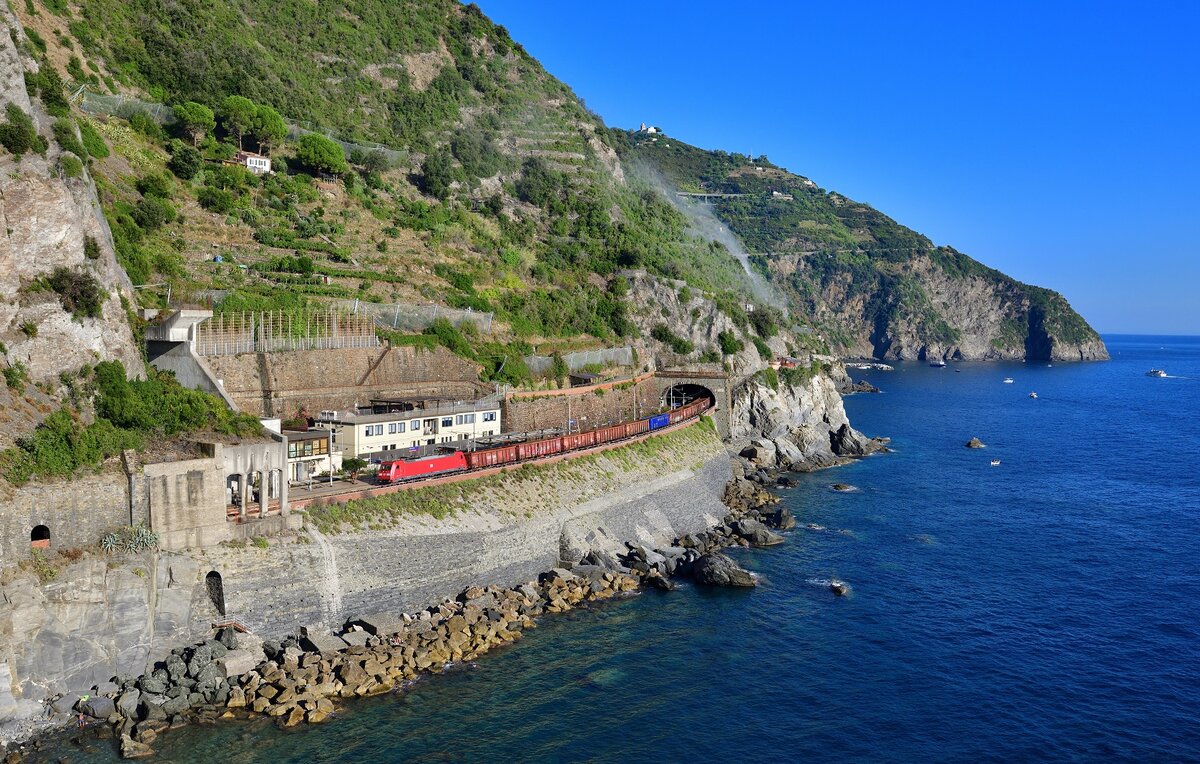 E 483 102 mit einem Güterzug am 06.09.2023 bei Manarola.