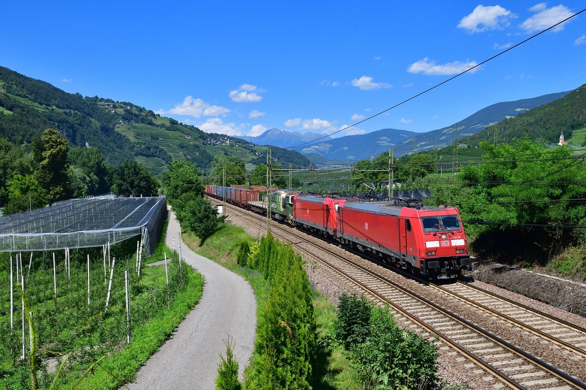 E 483 105 + E 483 102 + DE520 005 mit einer Wagenüberführung am 28.06.2019 bei Albes.