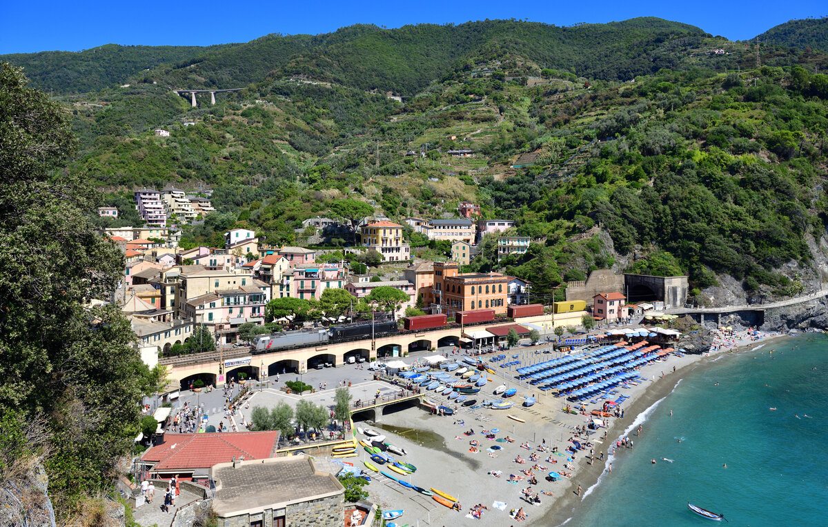 E 483 309 + 189 937 mit einem Containerzug am 05.09.2023 bei Monterosso.