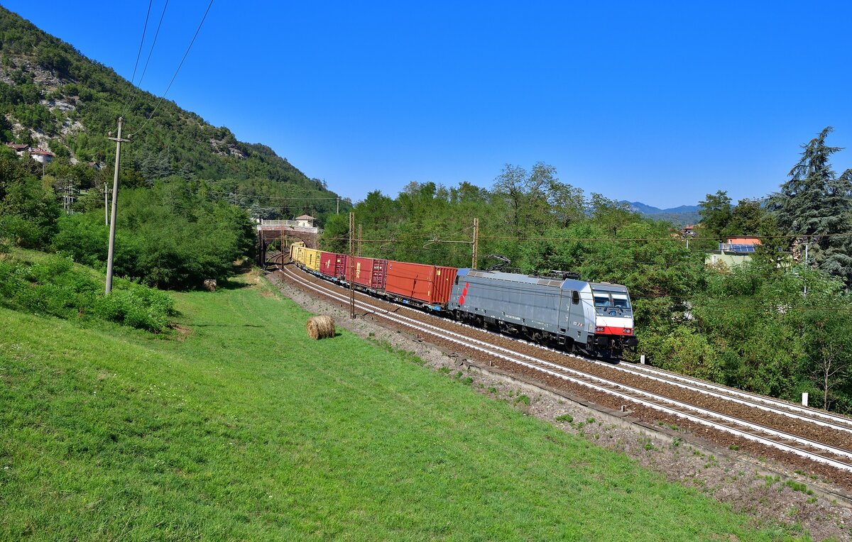 E 483 310 mit einem Containerzug am 08.09.2023 bei Rigoroso.