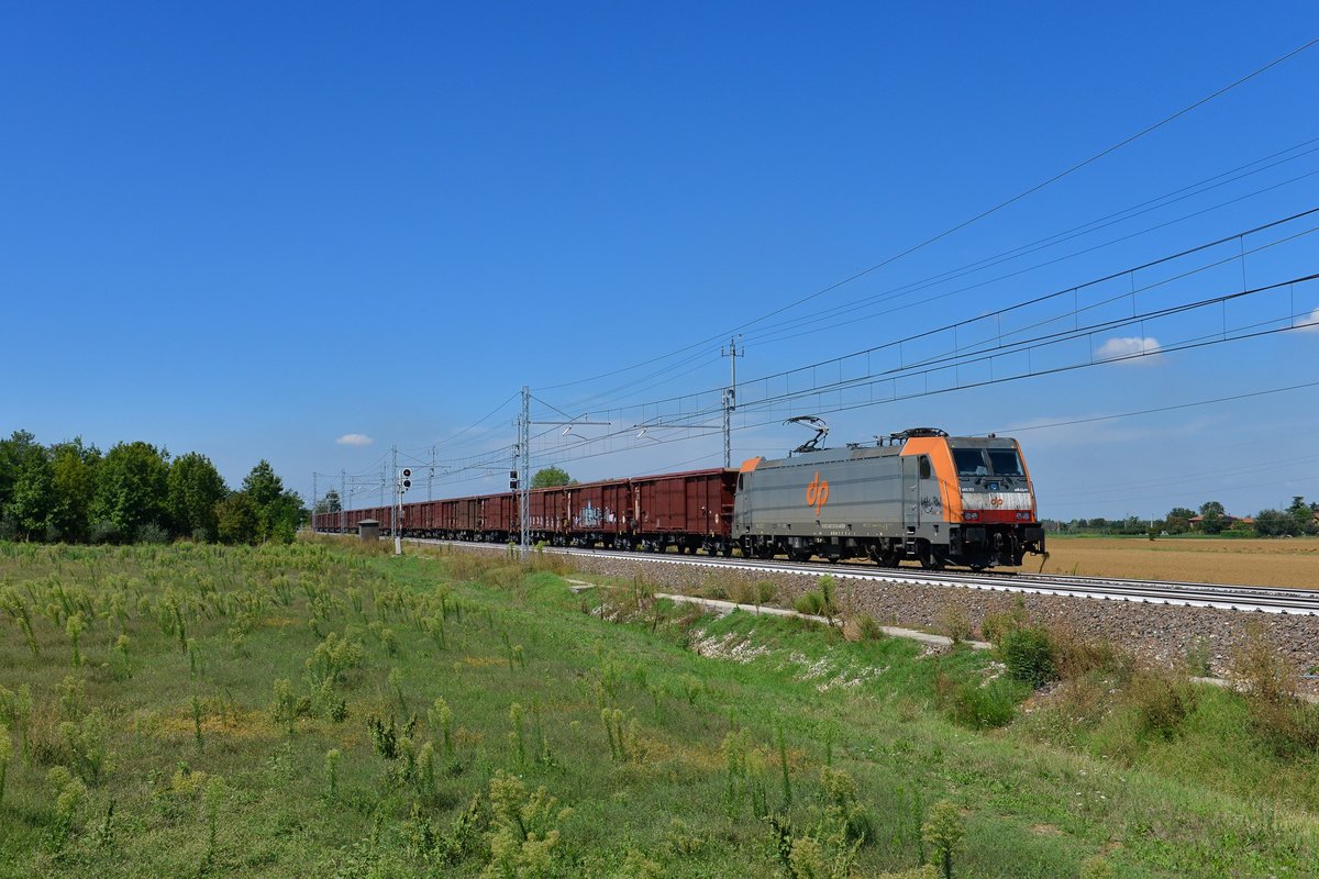 E 483 313 mit einem Güterzug am 04.09.2018 bei Castel San Pietro Terme.