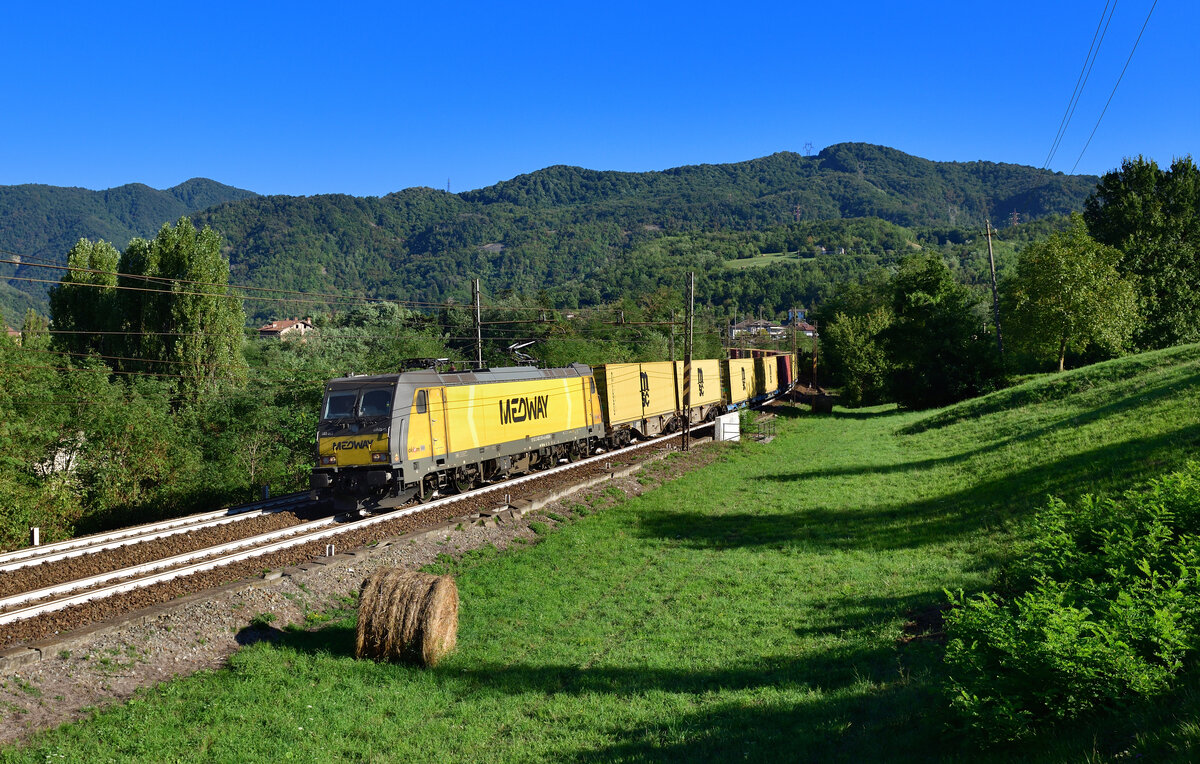 E 483 315 mit einem Containerzug am 08.09.2023 bei Rigoroso.