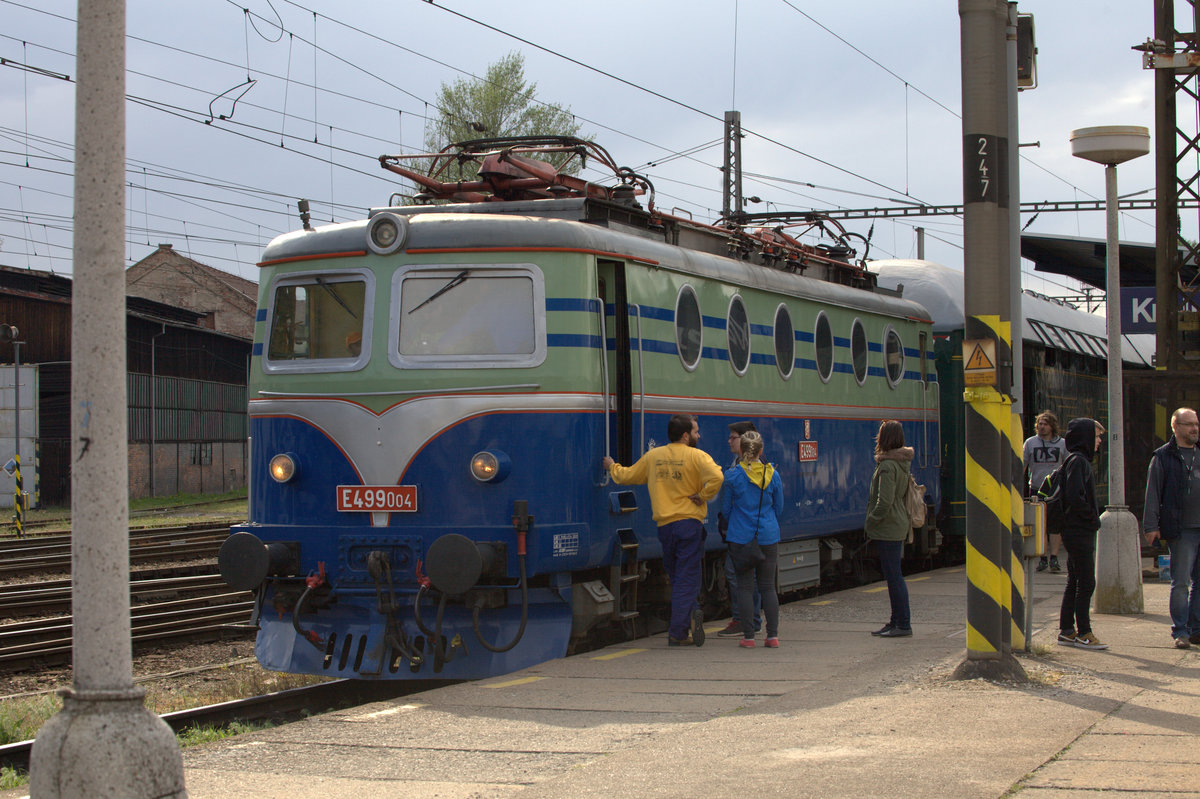 E 499-004 an der Spitze des Pendelzuges nach Prag zum Tag der Eisenbahn in Kralup.
27.04.2019  16:44 Uhr Kralup.