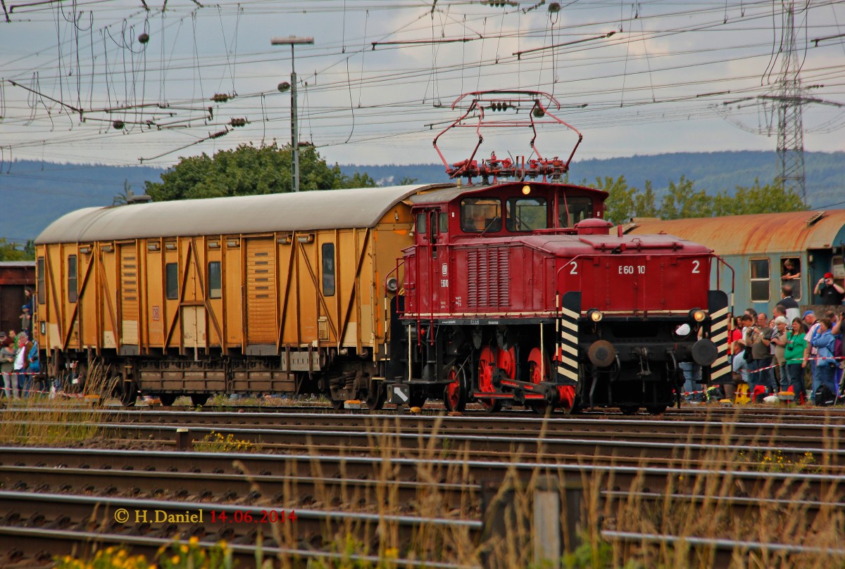 E 60 010 mit einem Gerätehilfswagen bei der Lokparade am 14.06.2014 im DB Museum Koblenz Lützel.