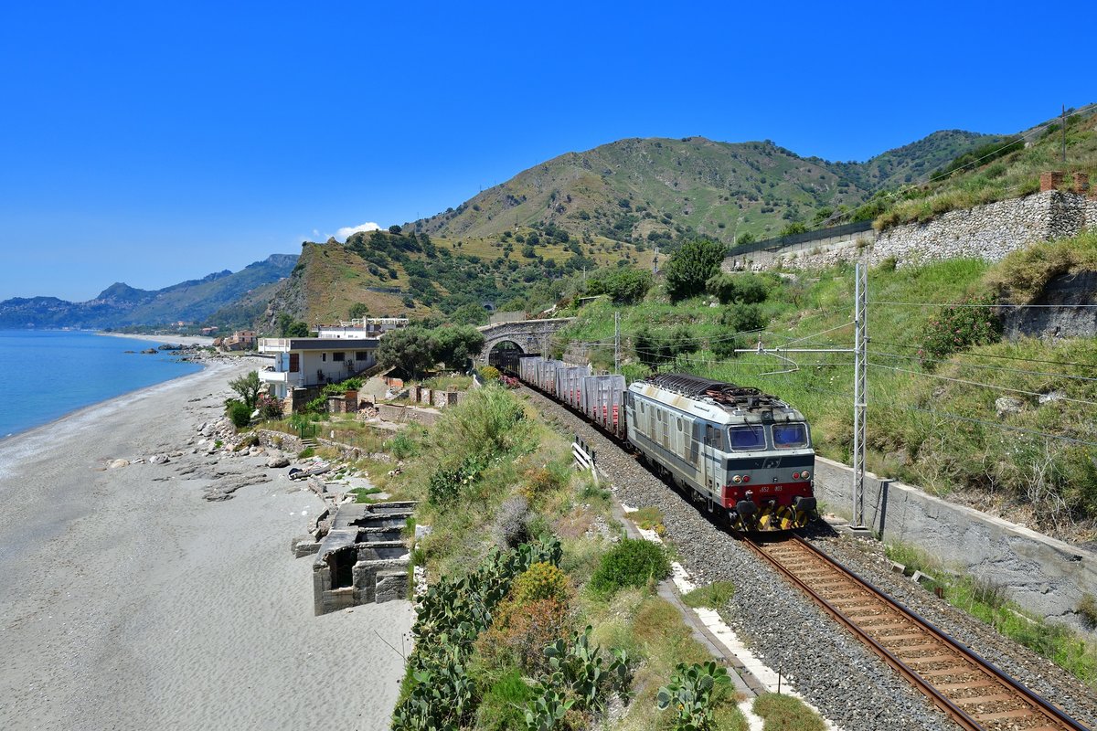 E 652 003 mit einem Güterzug am 05.06.2019 bei Letojanni.