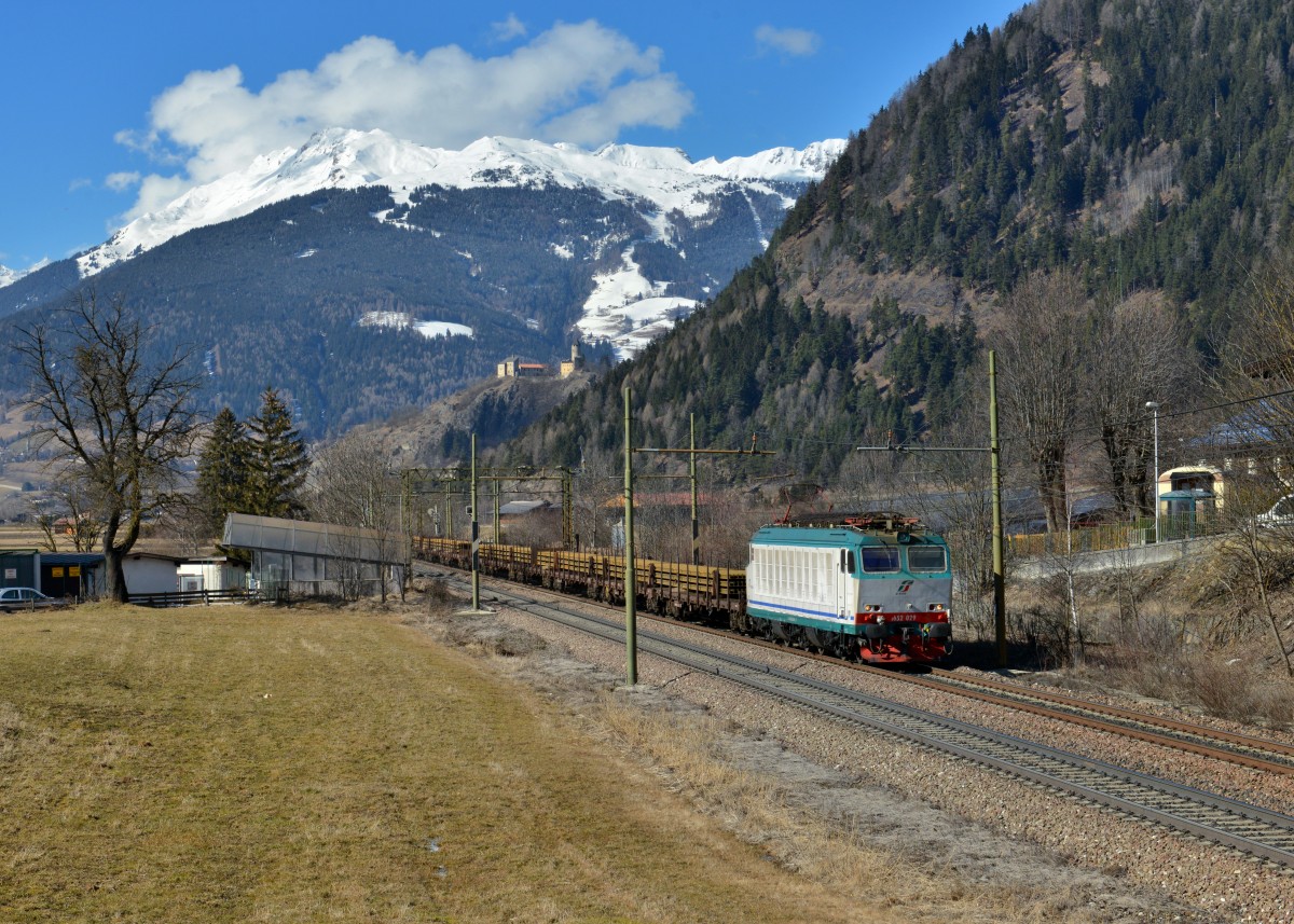 E 652 029 mit einem Langschienenzug am 18.02.2016 bei Campo di Trens.
