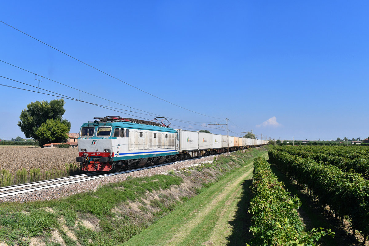 E 652 055 mit einem Zuckerzug am 05.09.2018 bei Solarolo. 