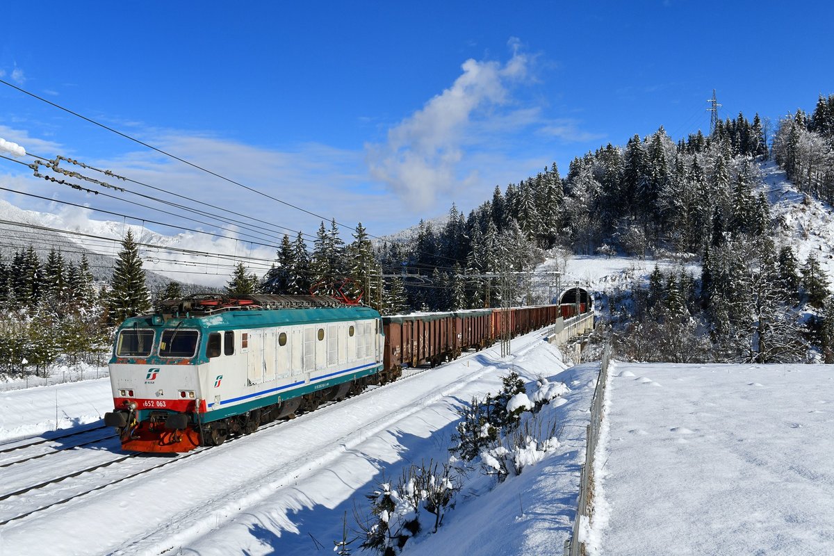 E 652 063 mit einem Güterzug am 29.12.2017 bei Tarvisio.