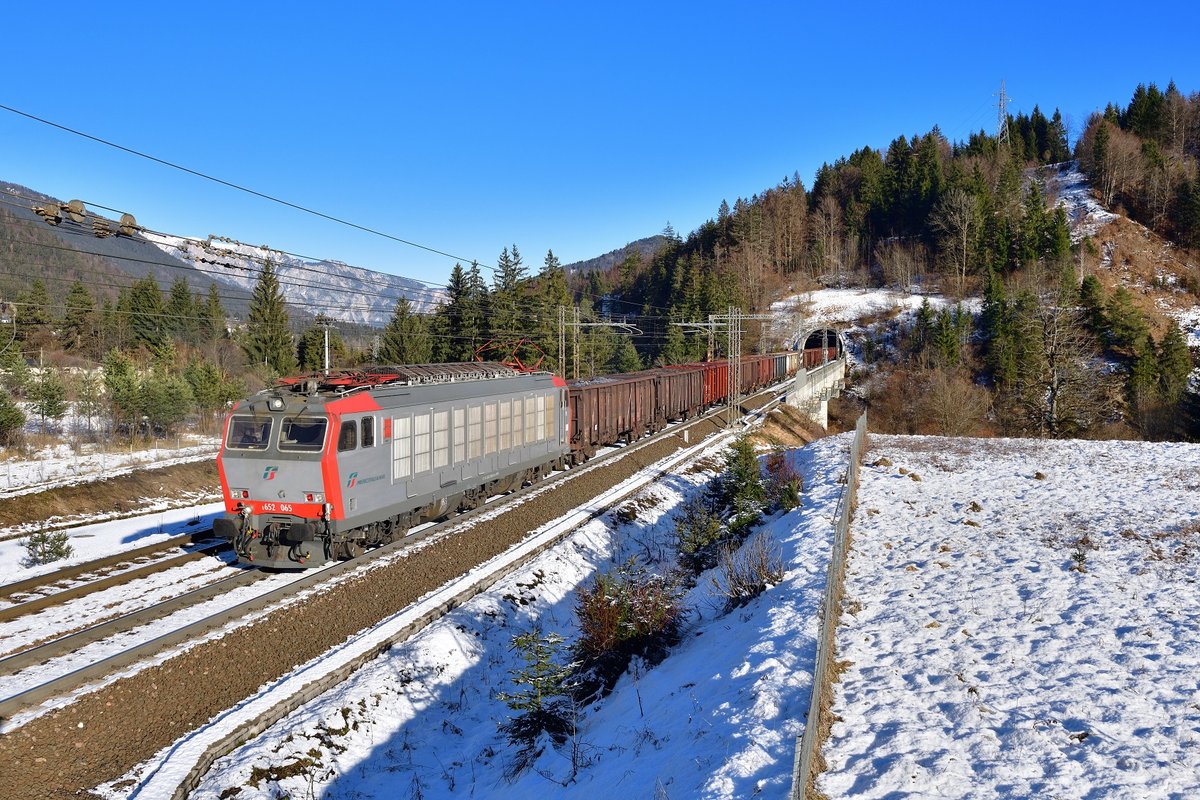 E 652 065 mit GAG 44237 am 28.12.2019 bei Tarvisio.