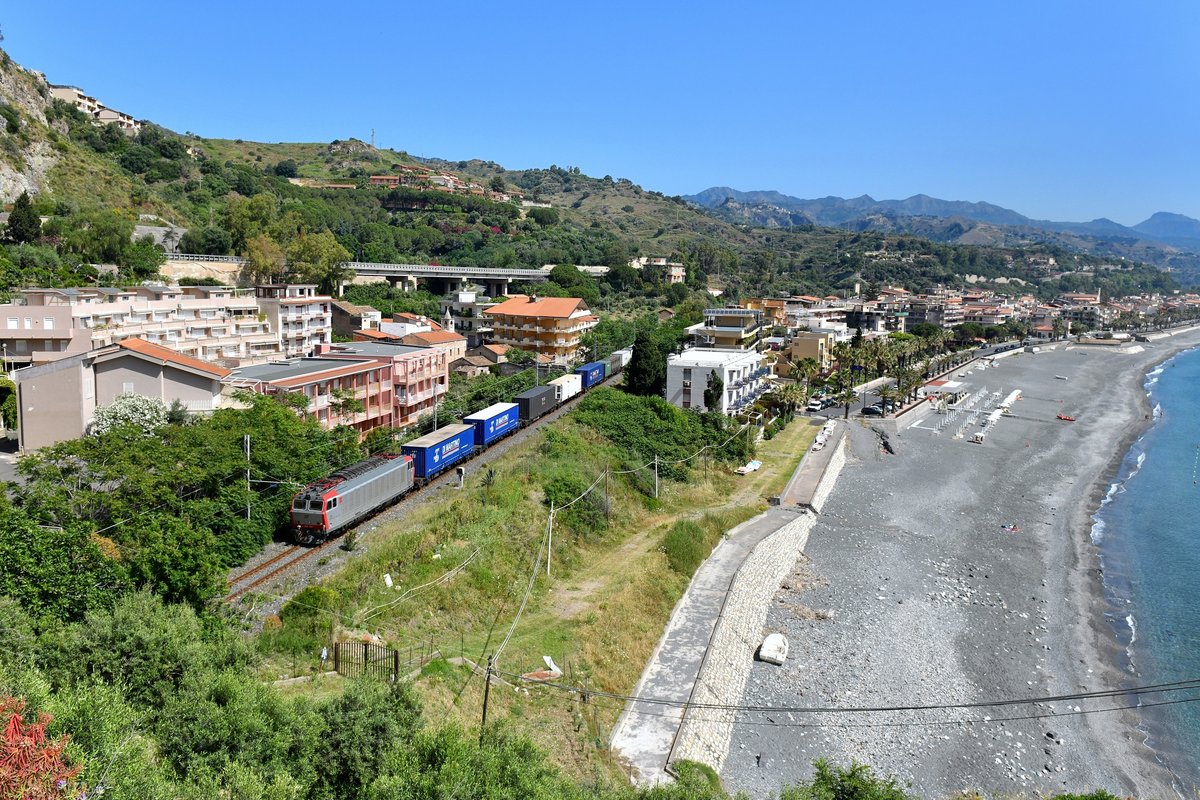E 652 066 mit einem Containerzug am 07.06.2019 bei Sant’Alessio Siculo.