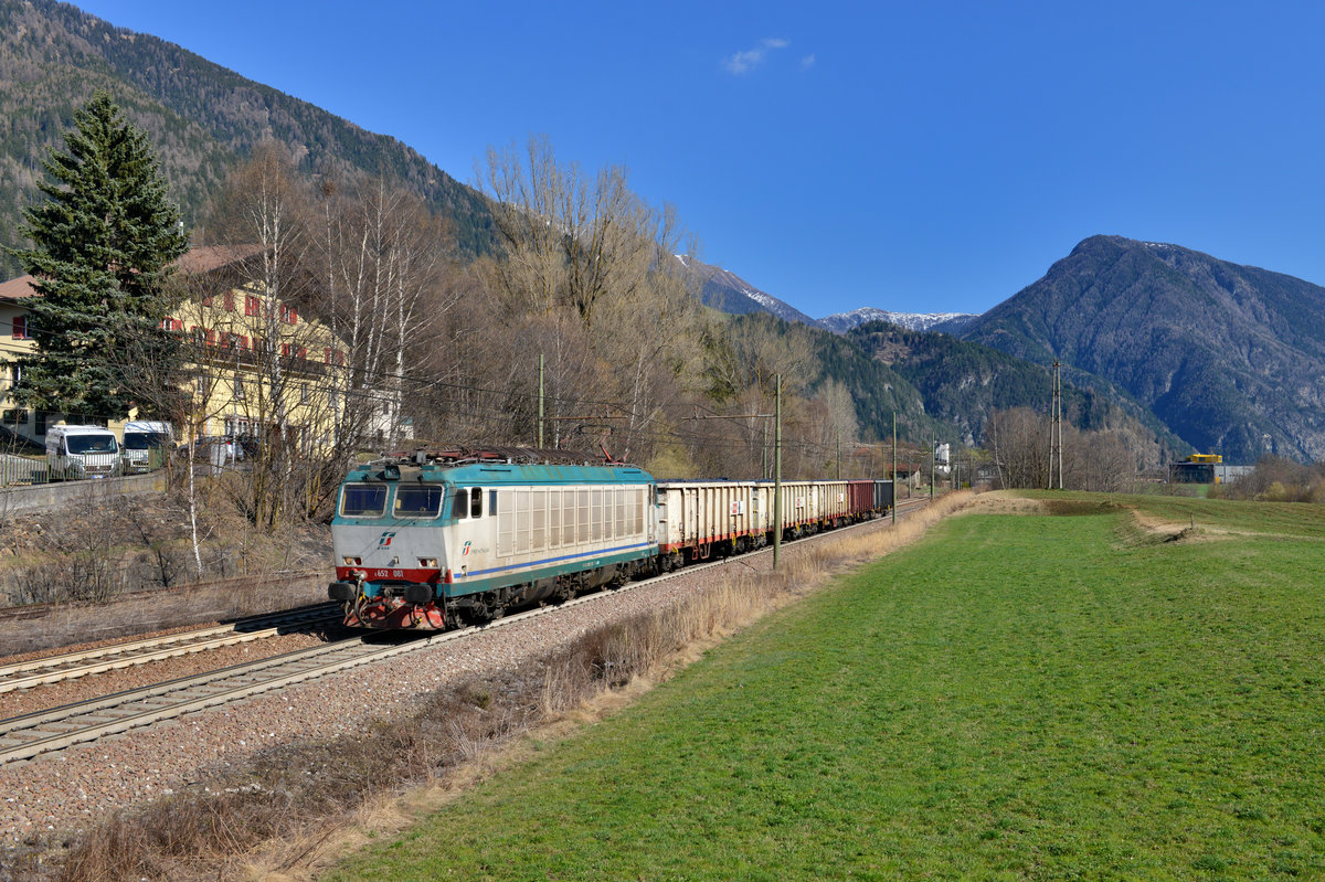 E 652 081 mit einem Güterzug am 29.03.2017 bei Campo di Trens. 