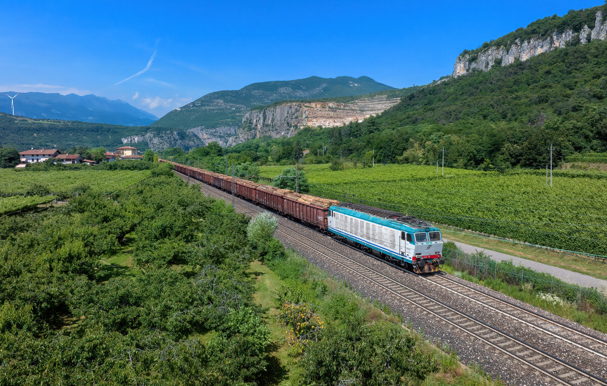 E 652 111 mit einem Holzzug am 19.06.2023 bei Domegliara.