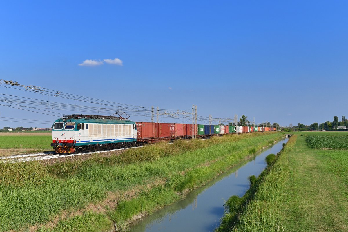 E 652 117 mit einem Containerzug am 05.09.2018 bei Reggio Emilia. 