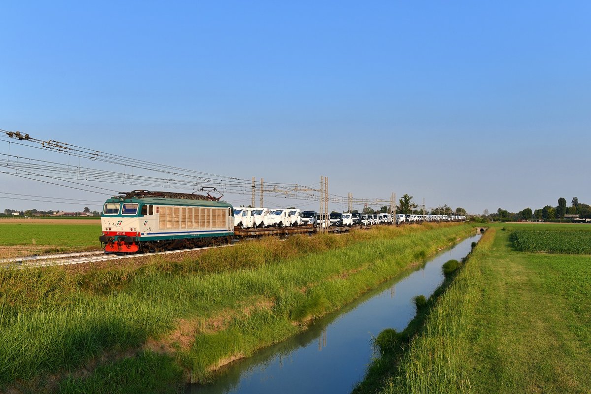 E 652 140 mit einem Autozug am 05.09.2018 bei Reggio Emilia.