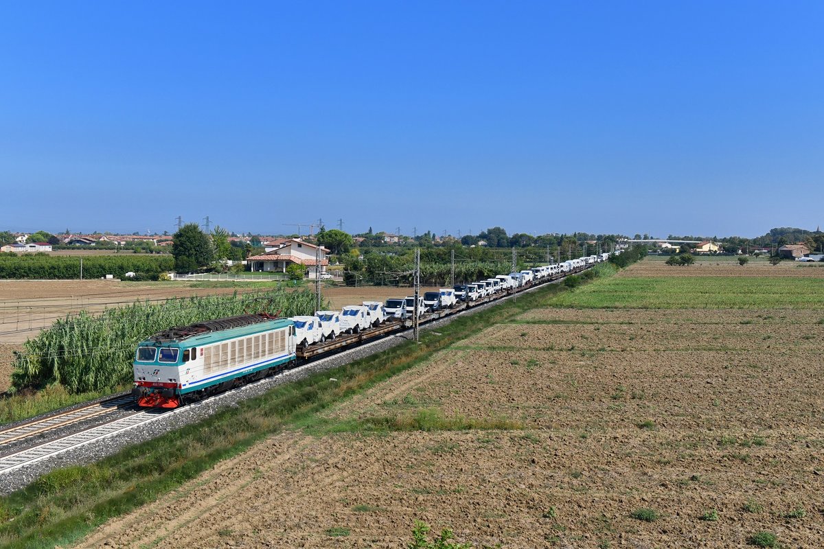 E 652 140 mit einem Autozug am 05.09.2018 bei Savignano sul Rubicone.