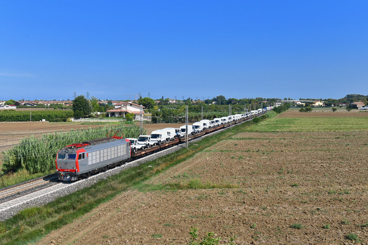 E 652 165 mit einem Transporterzug am 04.09.2018 bei Savignano sul Rubicone.