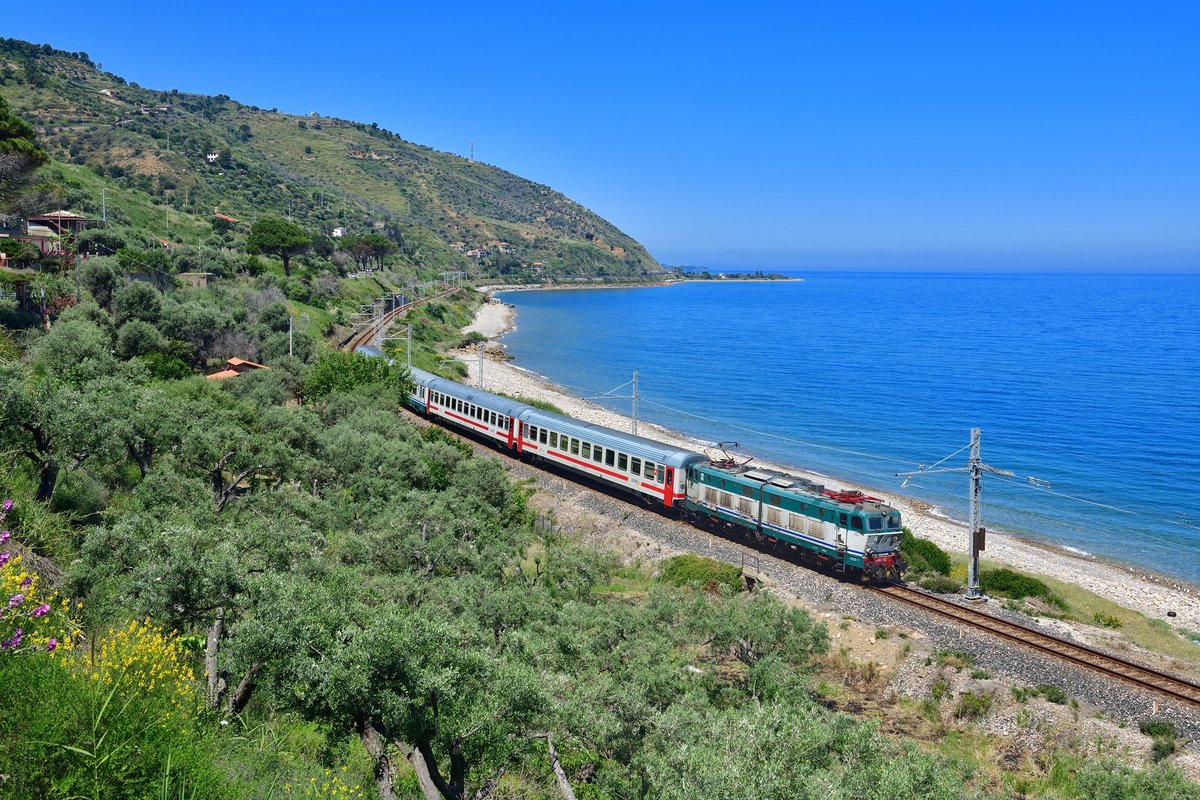 E 656 052 mit einem IC am 04.06.2019 bei Torremuzza.